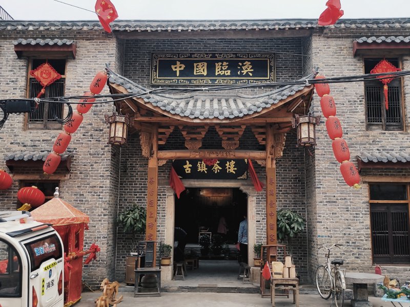 走进古朴的青石板路，感受千年文化的气息